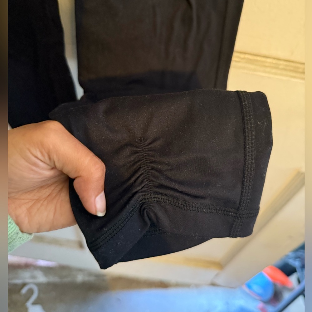 Black High-Waist V-Cut Leggings - Picture 10 of 10
